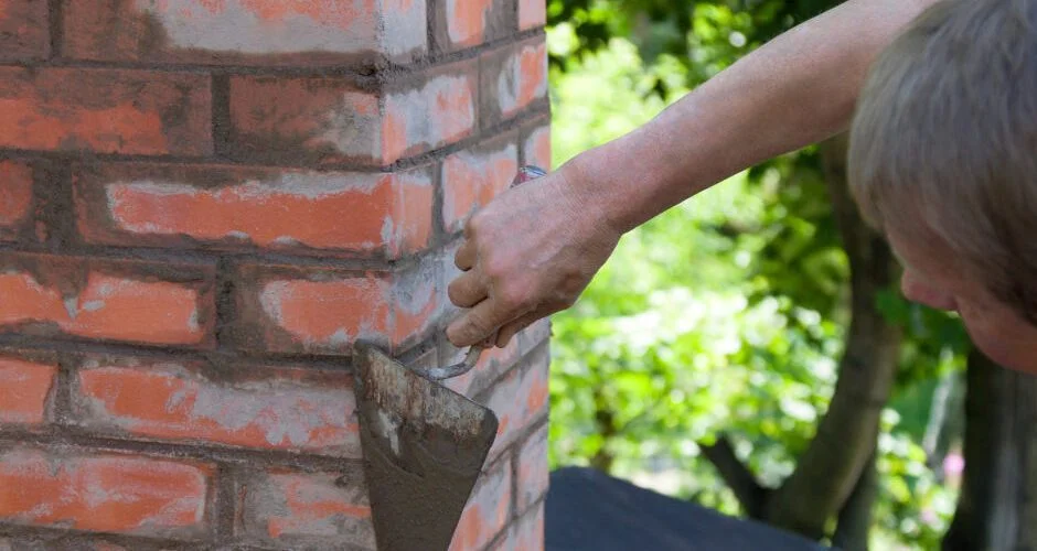 tuck pointing bricks